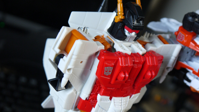 Illustration for article titled The Latest Transformers Line Combines Everything '80s Kids Loved